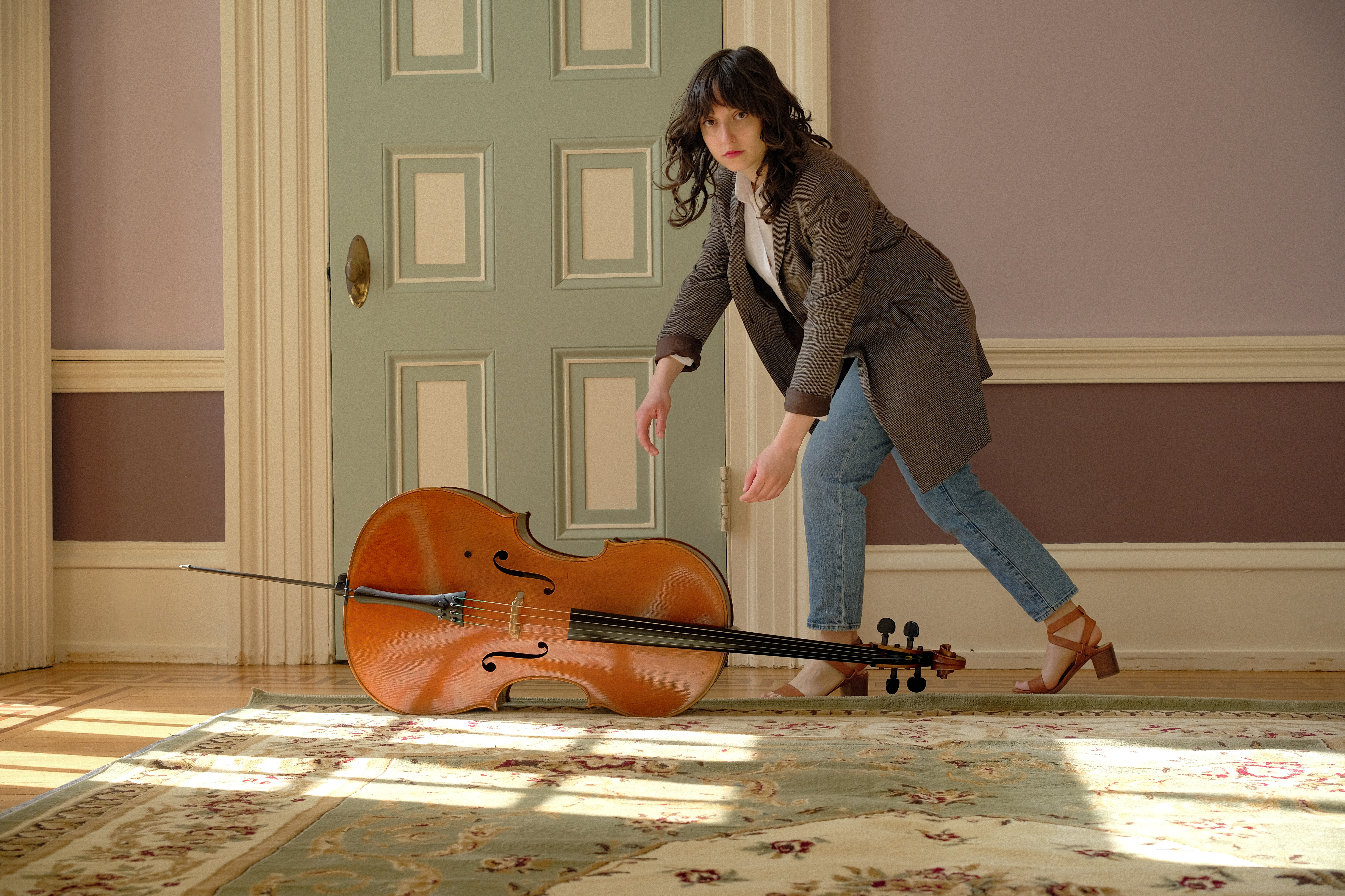 Carolina Diazgranados with her cello in a recording studio